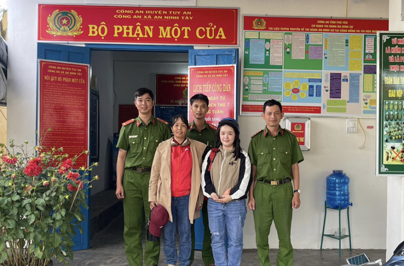 Công an xã An Ninh Tây tìm kiếm túi xách của người dân đánh rơi -0