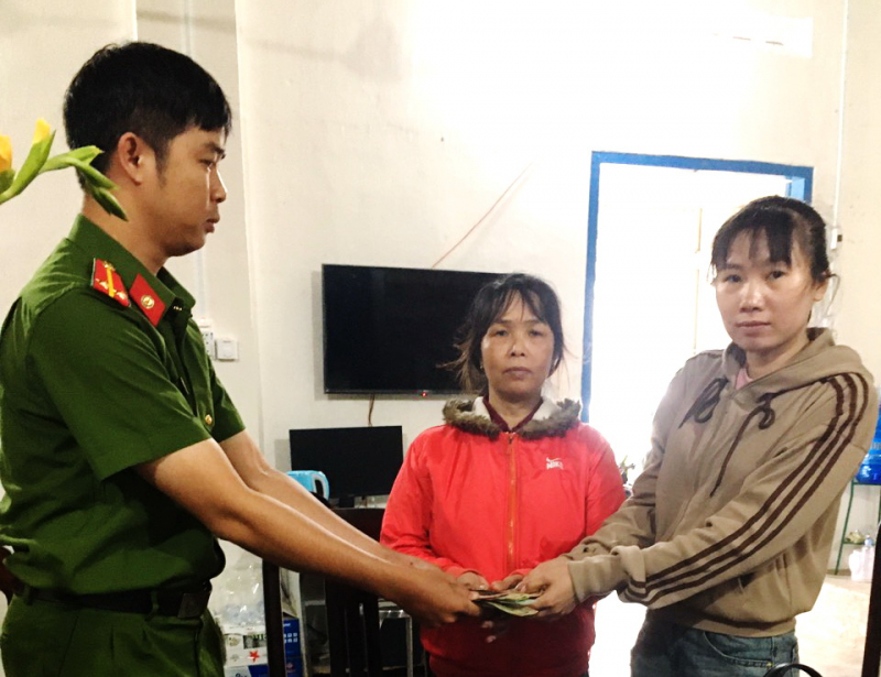 Công an xã An Ninh Tây tìm kiếm túi xách của người dân đánh rơi -0