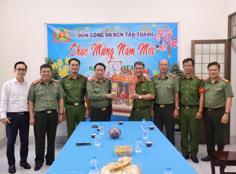 Thứ trưởng Lê Quốc Hùng đến thăm và chúc Tết Đồn Công an Khu công nghiệp Tân Thành -0