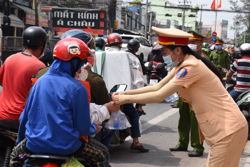 CSGT phát khăn lạnh, nước suối miễn phí cho người dân -1
