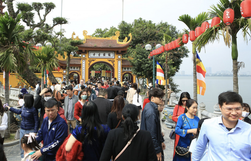 Hà Nội tập nập khách du xuân trong ngày cuối kỳ nghỉ Tết Giáp Thìn 2024 -0