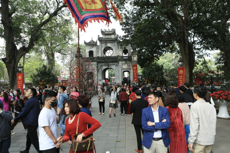 Hà Nội tập nập khách du xuân trong ngày cuối kỳ nghỉ Tết Giáp Thìn 2024 -0