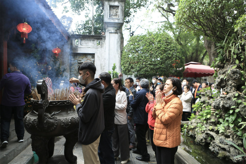 Hà Nội tập nập khách du xuân trong ngày cuối kỳ nghỉ Tết Giáp Thìn 2024 -0