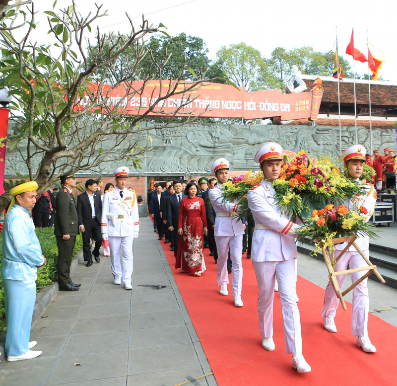 Tưng bừng khai hội Gò Đống Đa -0