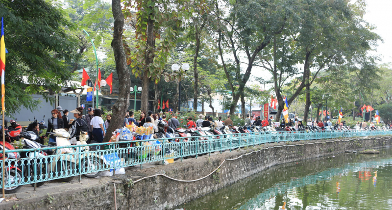 Hà Nội tập nập khách du xuân trong ngày cuối kỳ nghỉ Tết Giáp Thìn 2024 -0