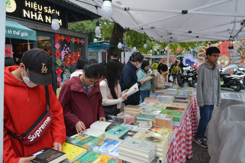 Rộn ràng Phố sách Hà Nội -0