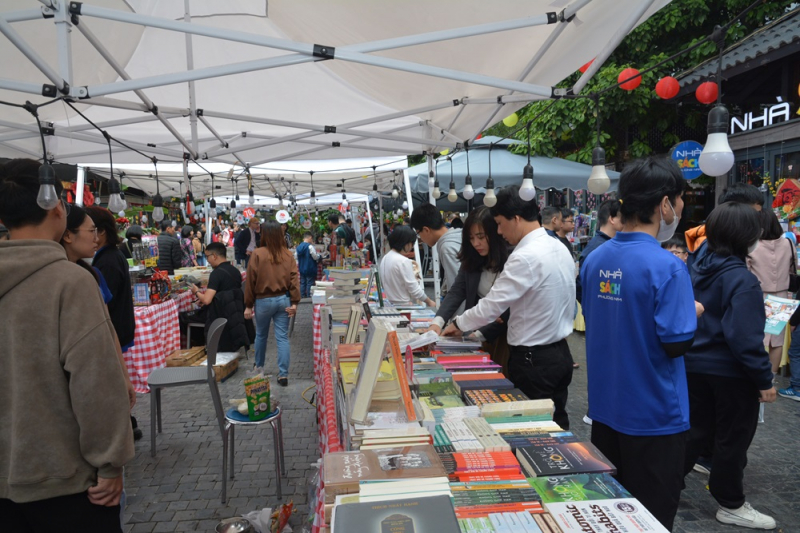 Rộn ràng Phố sách Hà Nội -0