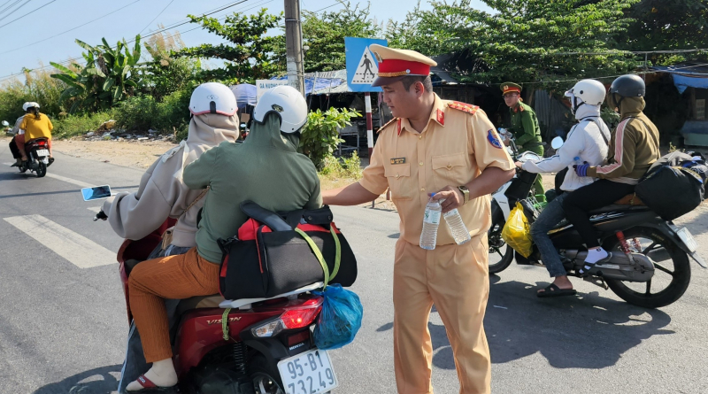 CSGT phát khăn lạnh, nước suối miễn phí cho người dân -0