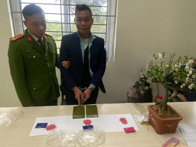 Bắt giữ đối tượng vận chuyển ma túy heroin và hồng phiến tại bến xe Hà Nội -0