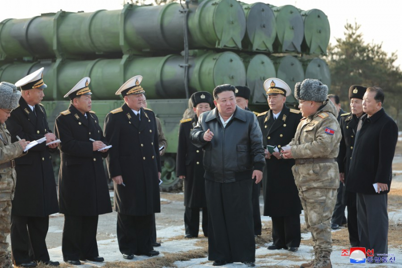 Ông Kim Jong-un thị sát phóng thử tên lửa mới, gửi 