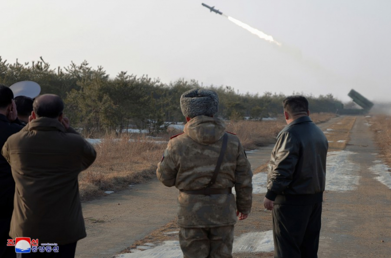 Ông Kim Jong-un thị sát phóng thử tên lửa mới, gửi 