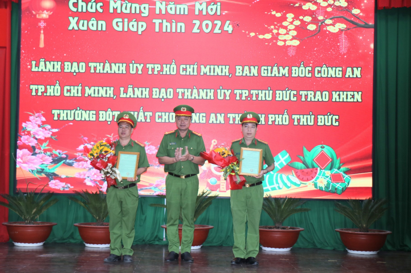 Khen thưởng nhiều tập thể, cá nhân phá nhanh vụ án đặc biệt nghiêm trọng ở TP Thủ Đức -0