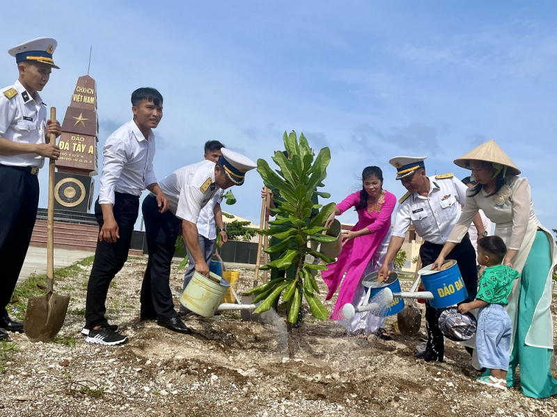Tết trồng cây và mục tiêu xanh hoá Trường Sa -0