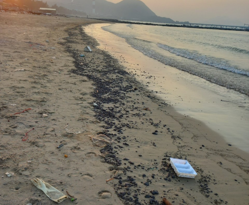 Xử lý sự cố hàng nghìn cục dầu hắc ín dạt vào bờ biển Vũng Áng -0