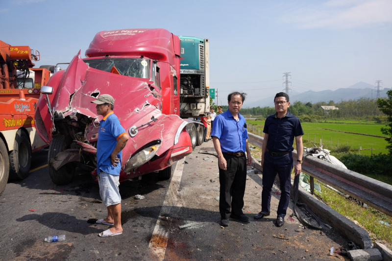 Thăm hỏi, hỗ trợ gia đình có 3 người tử vong sau vụ tai nạn liên hoàn trên cao tốc Cam Lộ - La Sơn -0