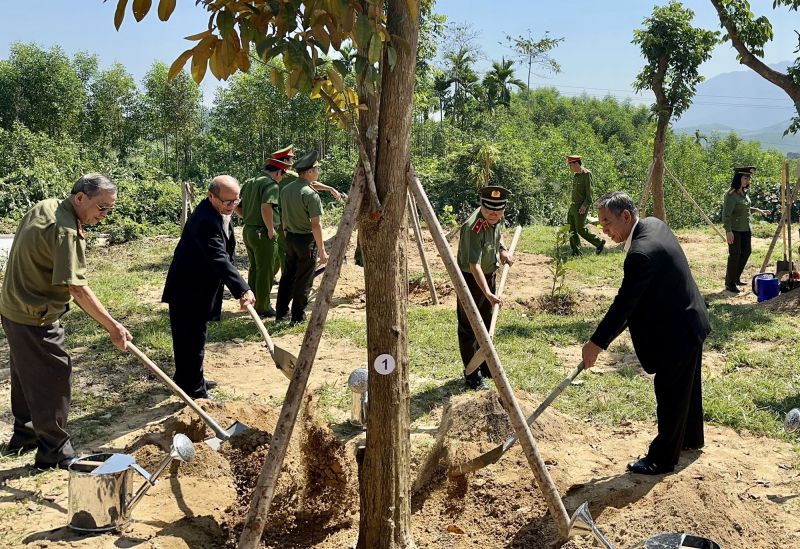 Công an Quảng Nam hưởng ứng phong trào “Tết trồng cây” -0