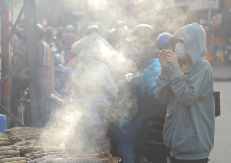 Mùi cá lóc nướng tỏa cả tuyến đường trong ngày 