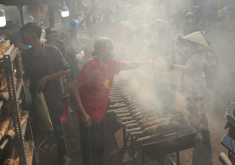 Mùi cá lóc nướng tỏa cả tuyến đường trong ngày 