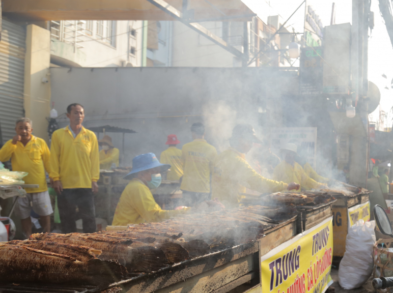Mùi cá lóc nướng tỏa cả tuyến đường trong ngày 