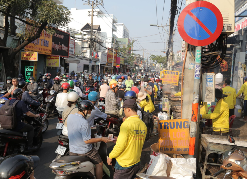 Mùi cá lóc nướng tỏa cả tuyến đường trong ngày 