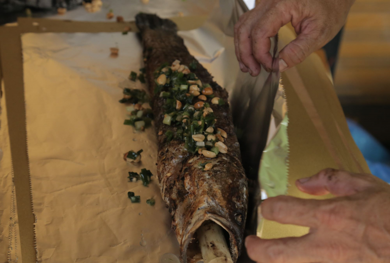 Mùi cá lóc nướng tỏa cả tuyến đường trong ngày 