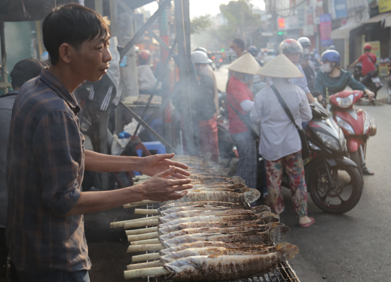 Mùi cá lóc nướng tỏa cả tuyến đường trong ngày 