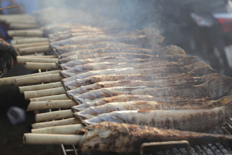 Mùi cá lóc nướng tỏa cả tuyến đường trong ngày 