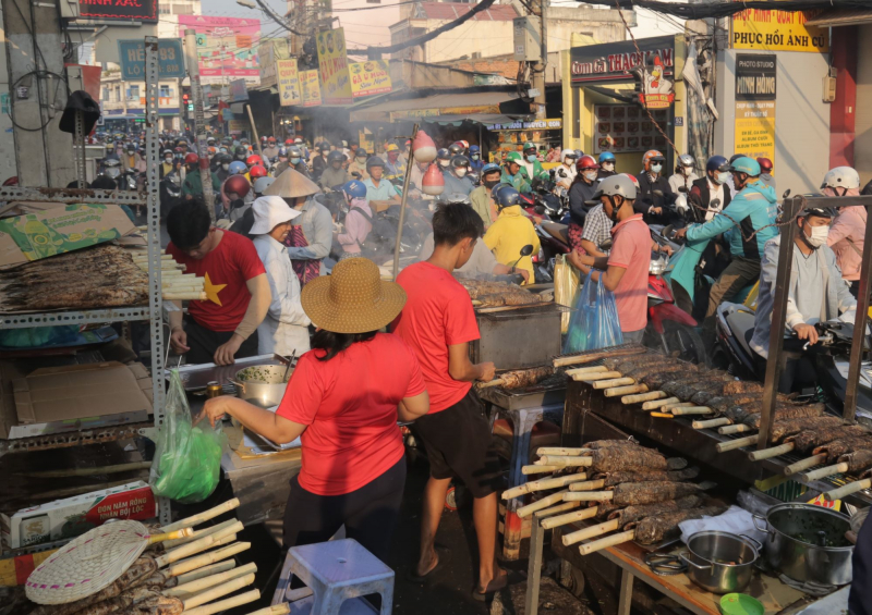 Mùi cá lóc nướng tỏa cả tuyến đường trong ngày 