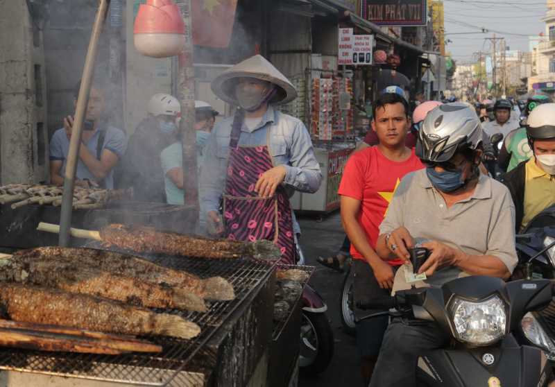 Mùi cá lóc nướng tỏa cả tuyến đường trong ngày 
