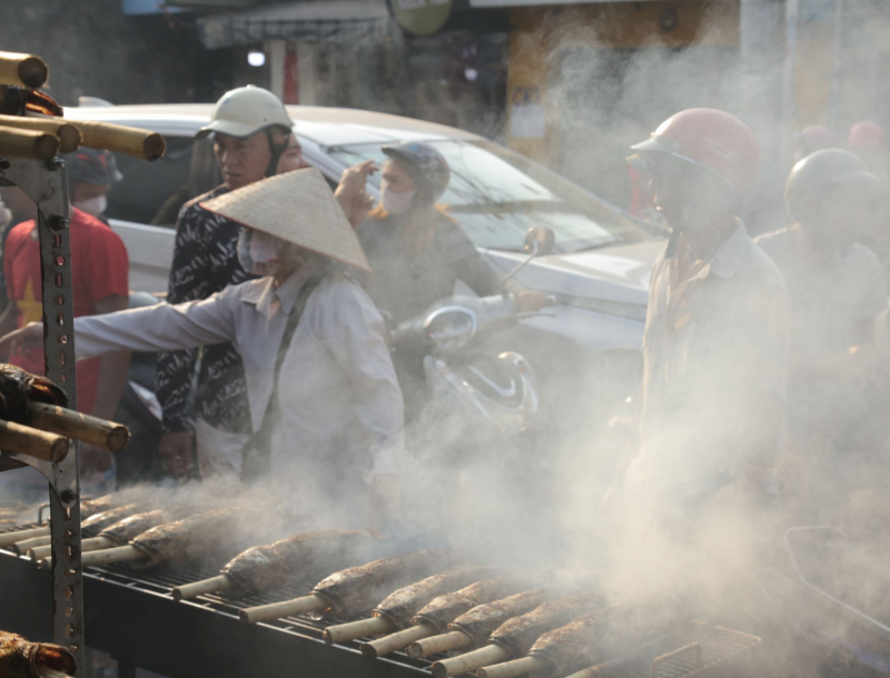 Mùi cá lóc nướng tỏa cả tuyến đường trong ngày 