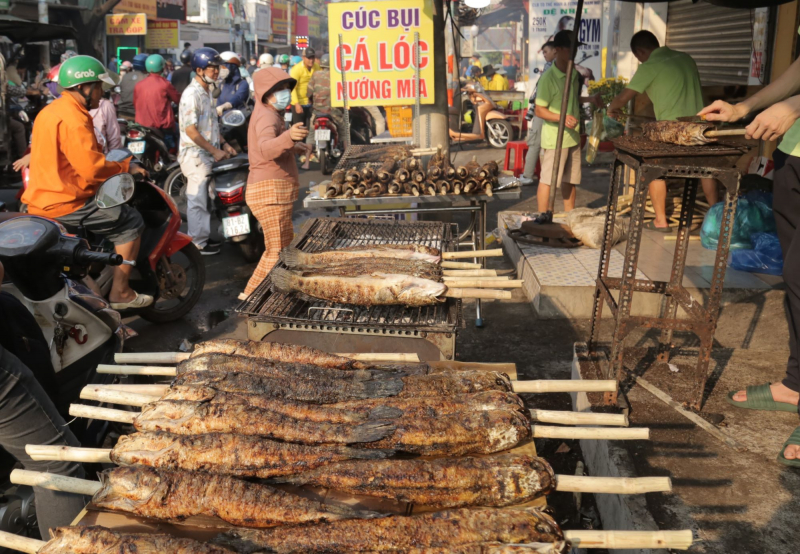 Mùi cá lóc nướng tỏa cả tuyến đường trong ngày 