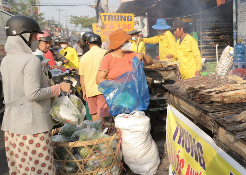 Mùi cá lóc nướng tỏa cả tuyến đường trong ngày 
