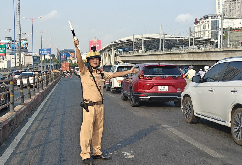 Giao thông ùn ứ kéo dài sau sự cố trên cầu Sài Gòn -0