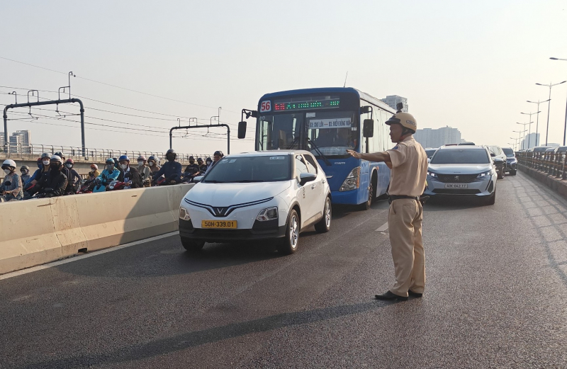 Giao thông ùn ứ kéo dài sau sự cố trên cầu Sài Gòn -1