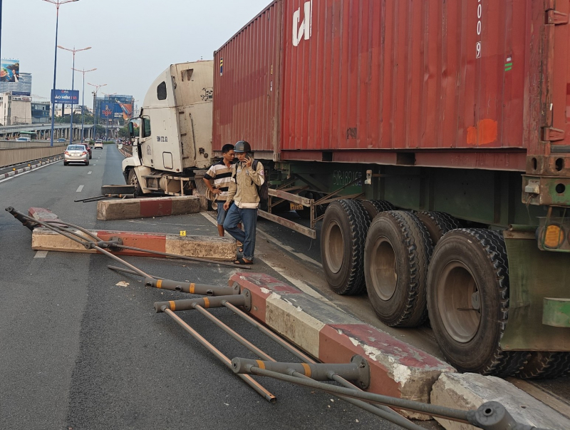 Giao thông ùn ứ kéo dài sau sự cố trên cầu Sài Gòn -2