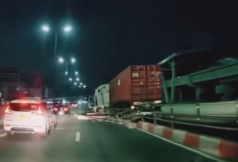 Giao thông ùn ứ kéo dài sau sự cố trên cầu Sài Gòn -0