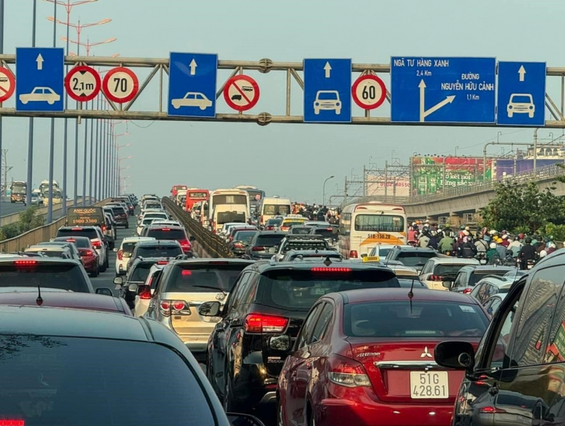 Giao thông ùn ứ kéo dài sau sự cố trên cầu Sài Gòn -0