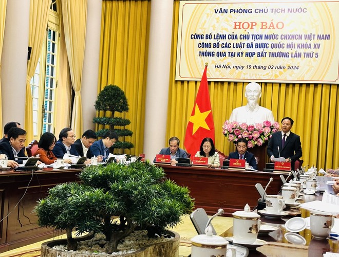 Công bố Luật Đất đai và Luật Các tổ chức tín dụng -0