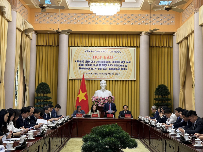 Công bố Luật Đất đai và Luật Các tổ chức tín dụng -0