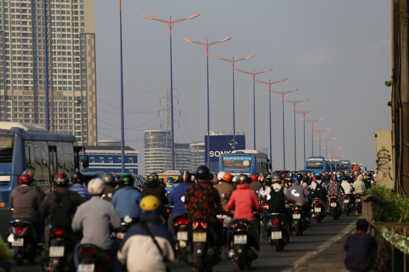 Giao thông ùn ứ kéo dài sau sự cố trên cầu Sài Gòn -0