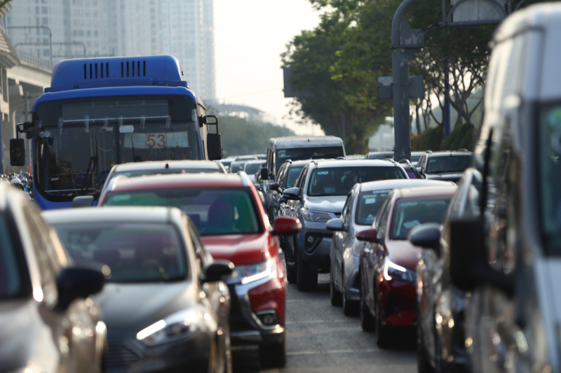 Giao thông ùn ứ kéo dài sau sự cố trên cầu Sài Gòn -1