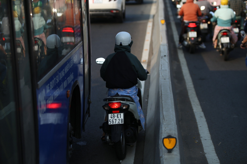 Giao thông ùn ứ kéo dài sau sự cố trên cầu Sài Gòn -3