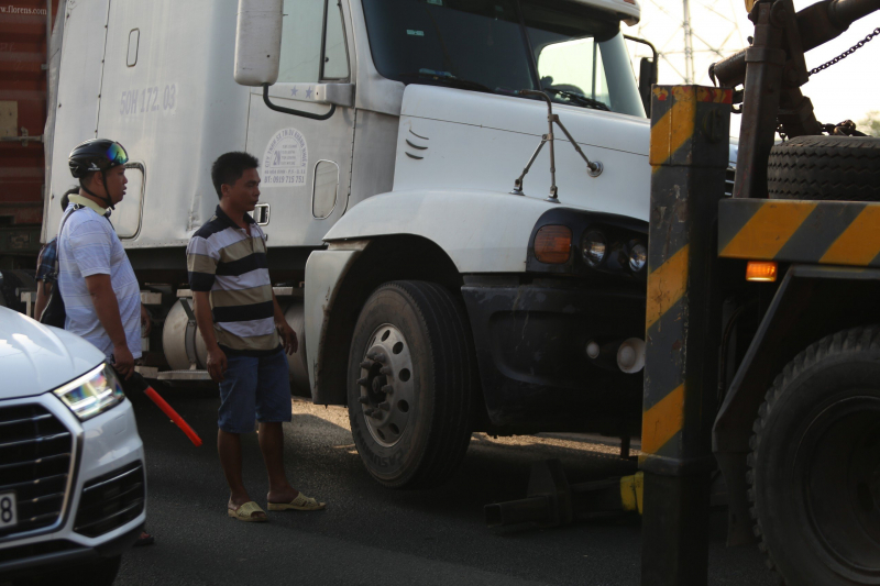 Giao thông ùn ứ kéo dài sau sự cố trên cầu Sài Gòn -5