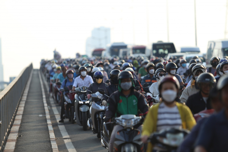 Giao thông ùn ứ kéo dài sau sự cố trên cầu Sài Gòn -6