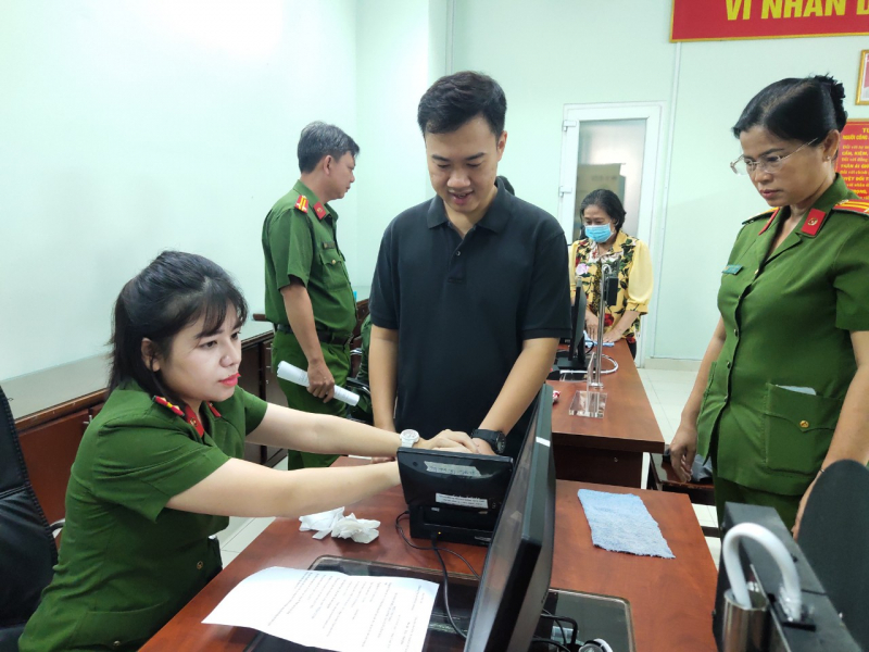 Người dân TP Hồ Chí Minh phấn khởi đi làm căn cước công dân dịp đầu xuân -0