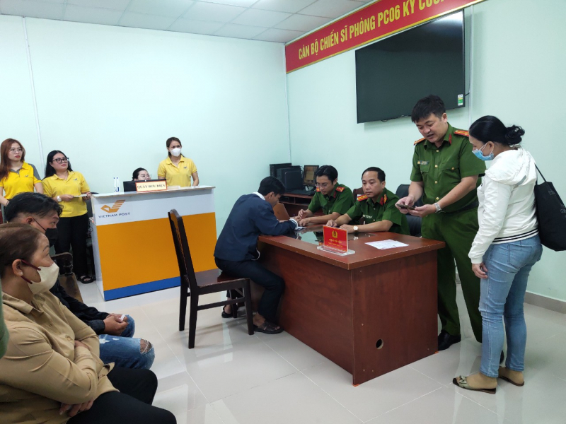 Người dân TP Hồ Chí Minh phấn khởi đi làm căn cước công dân dịp đầu xuân -1