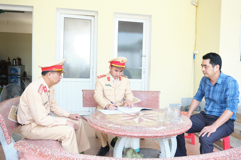 CSGT Công an Hà Tĩnh đột xuất kiểm tra nồng độ cồn lái tàu hoả -2