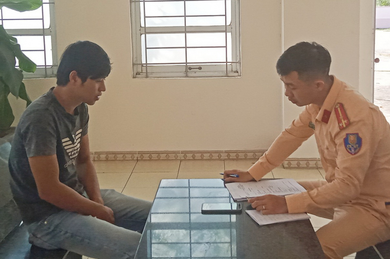 Hai thanh niên đi xe máy lạng lách và chủ xe bị xử phạt 11,4 triệu đồng -0