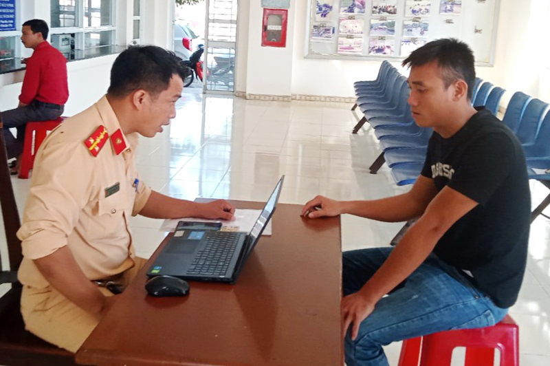 Hai thanh niên đi xe máy lạng lách và chủ xe bị xử phạt 11,4 triệu đồng -0