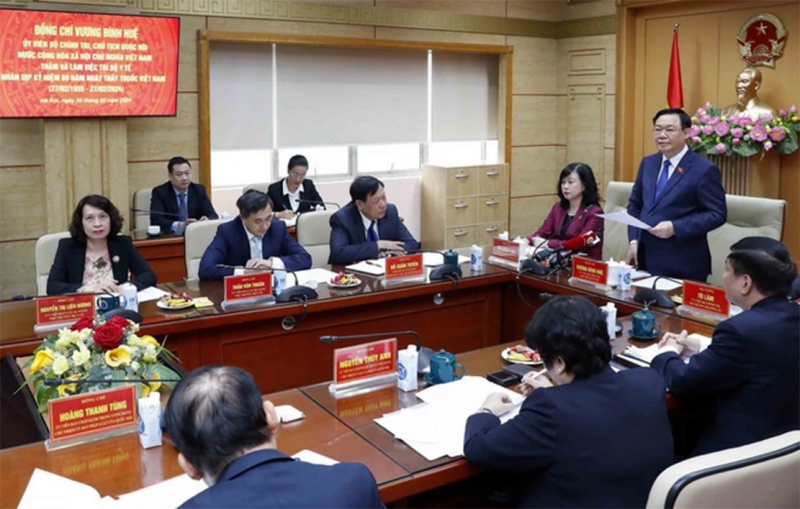 Chủ tịch Quốc hội: Nghiên cứu, đề xuất chế độ đãi ngộ phù hợp cho cán bộ y tế -0